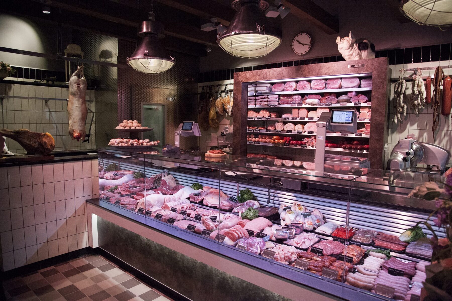 De winkel van Slagerij de Wit met de volle vitrine en vleeswaren